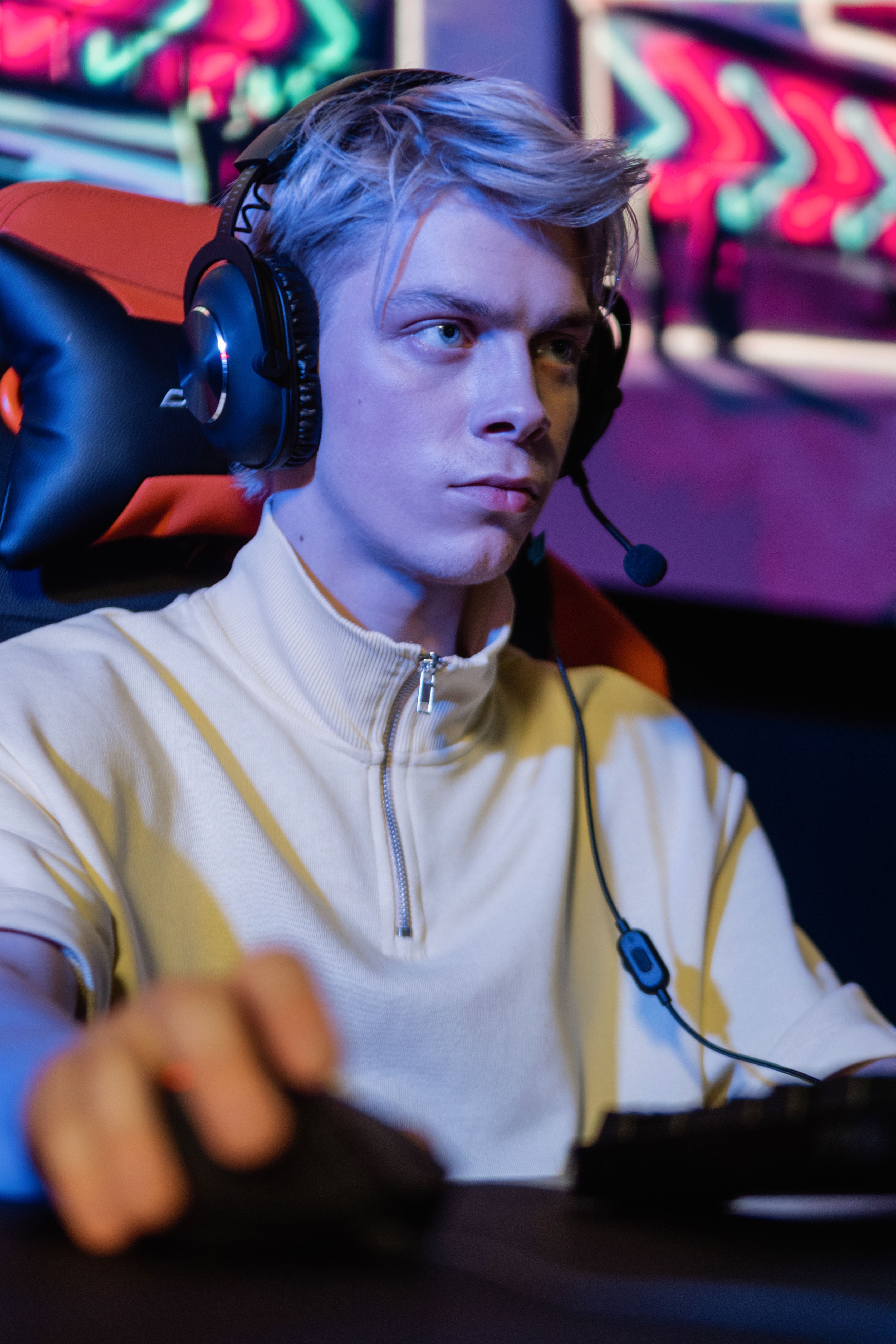 Portrait of Cinder, entry duelist of Vanta Five, at a tournament setup